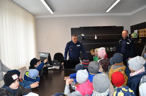 Przedszkole z wizytą na policji