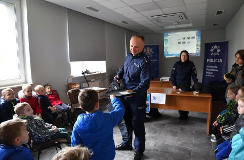 Przedszkole z wizytą na policji
