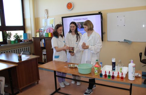 Pokazy fizyczne i chemiczne w naszej szkole