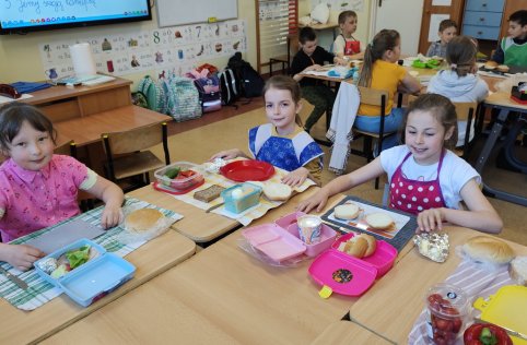 Pierwszaki przygotowują zdrowe kanapki