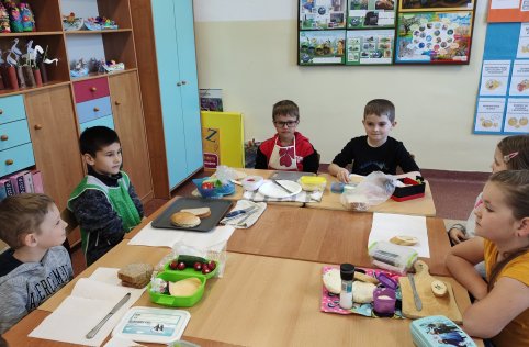 Pierwszaki przygotowują zdrowe kanapki