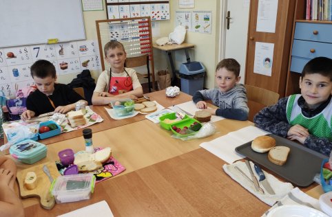 Pierwszaki przygotowują zdrowe kanapki