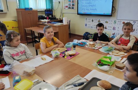 Pierwszaki przygotowują zdrowe kanapki