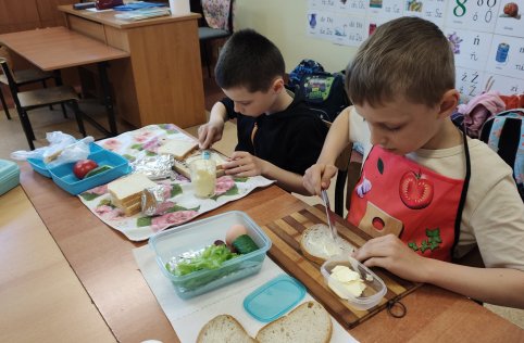 Pierwszaki przygotowują zdrowe kanapki