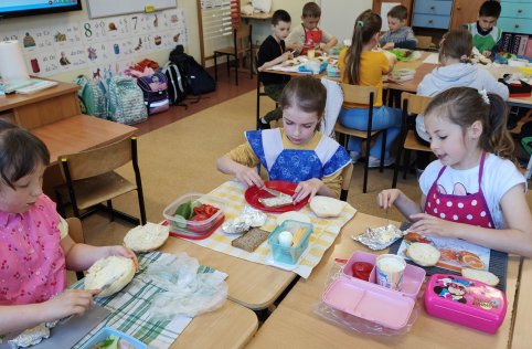 Pierwszaki przygotowują zdrowe kanapki