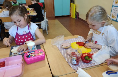 Pierwszaki przygotowują zdrowe kanapki