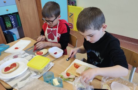 Pierwszaki przygotowują zdrowe kanapki