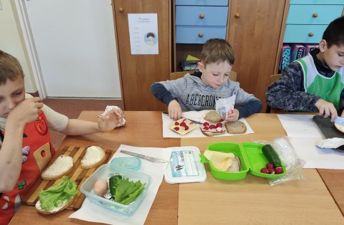 Pierwszaki przygotowują zdrowe kanapki