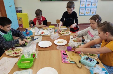 Pierwszaki przygotowują zdrowe kanapki