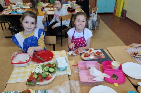 Pierwszaki przygotowują zdrowe kanapki