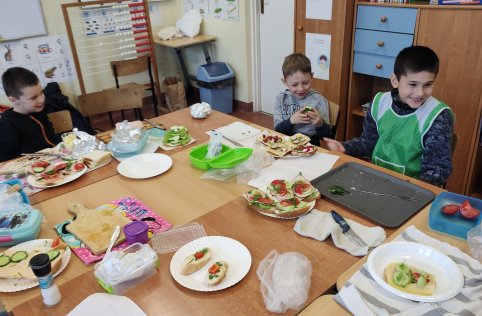 Pierwszaki przygotowują zdrowe kanapki