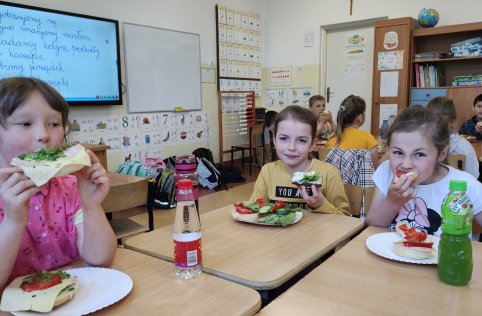 Pierwszaki przygotowują zdrowe kanapki