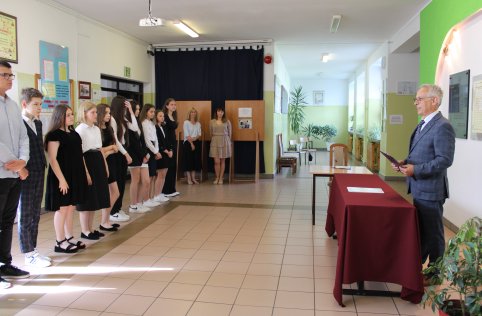 Absolwenci odebrali zaświadczenia z egzaminu ósmoklasisty
