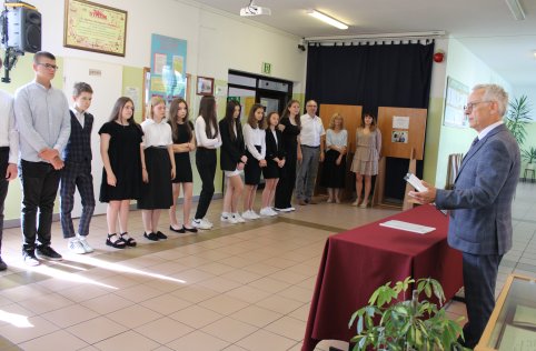 Absolwenci odebrali zaświadczenia z egzaminu ósmoklasisty