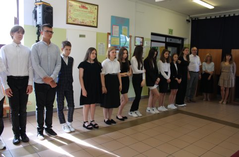 Absolwenci odebrali zaświadczenia z egzaminu ósmoklasisty