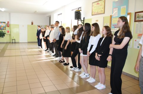 Absolwenci odebrali zaświadczenia z egzaminu ósmoklasisty