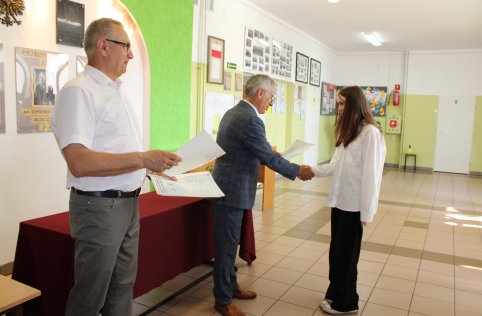 Absolwenci odebrali zaświadczenia z egzaminu ósmoklasisty