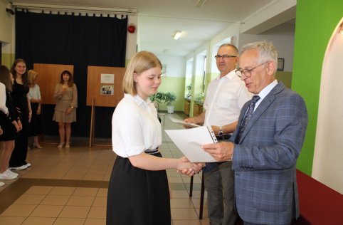 Absolwenci odebrali zaświadczenia z egzaminu ósmoklasisty