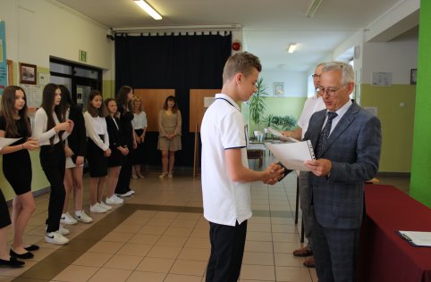 Absolwenci odebrali zaświadczenia z egzaminu ósmoklasisty