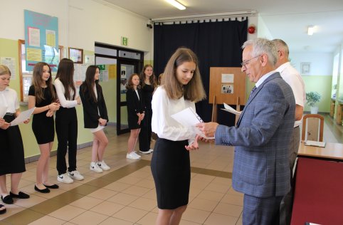Absolwenci odebrali zaświadczenia z egzaminu ósmoklasisty