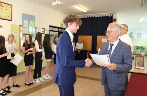 Absolwenci odebrali zaświadczenia z egzaminu ósmoklasisty