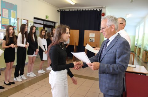 Absolwenci odebrali zaświadczenia z egzaminu ósmoklasisty