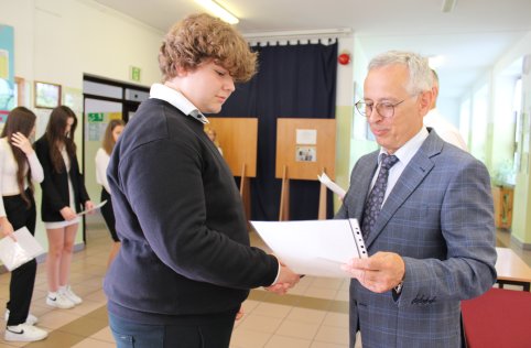 Absolwenci odebrali zaświadczenia z egzaminu ósmoklasisty