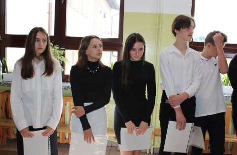 Absolwenci odebrali zaświadczenia z egzaminu ósmoklasisty