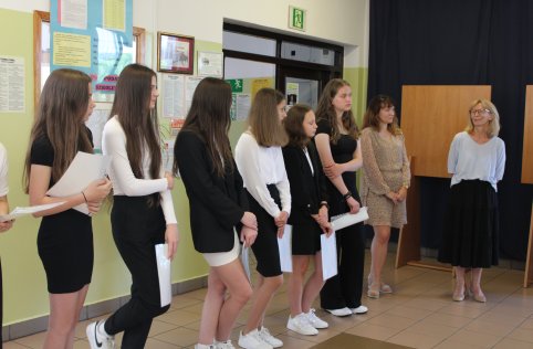 Absolwenci odebrali zaświadczenia z egzaminu ósmoklasisty