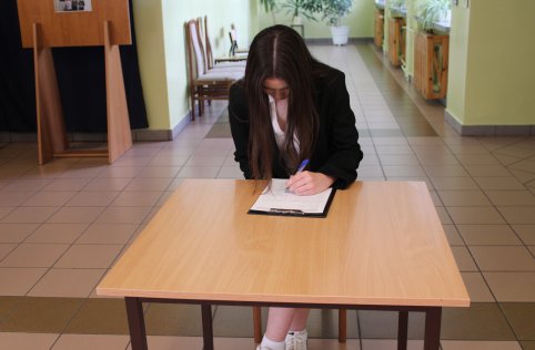 Absolwenci odebrali zaświadczenia z egzaminu ósmoklasisty