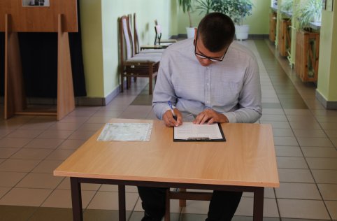 Absolwenci odebrali zaświadczenia z egzaminu ósmoklasisty