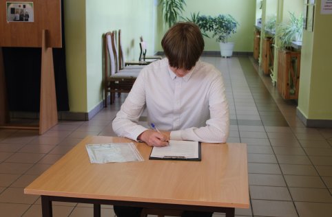 Absolwenci odebrali zaświadczenia z egzaminu ósmoklasisty