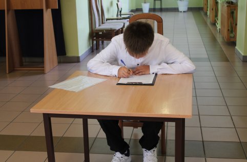 Absolwenci odebrali zaświadczenia z egzaminu ósmoklasisty