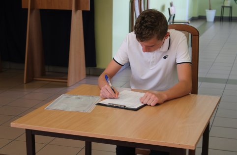 Absolwenci odebrali zaświadczenia z egzaminu ósmoklasisty