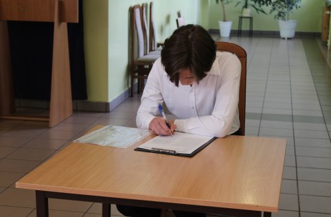 Absolwenci odebrali zaświadczenia z egzaminu ósmoklasisty