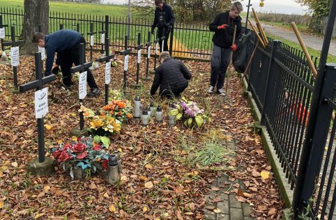 Sprzątanie cmentarza w Szarajówce - październik 2023