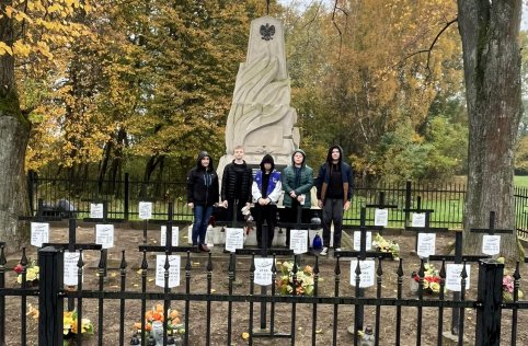 Sprzątanie cmentarza w Szarajówce - październik 2023