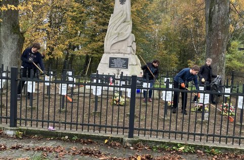 Sprzątanie cmentarza w Szarajówce - październik 2023