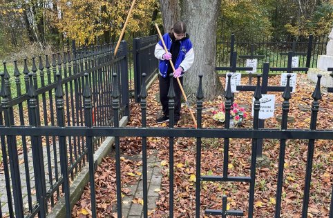 Sprzątanie cmentarza w Szarajówce - październik 2023