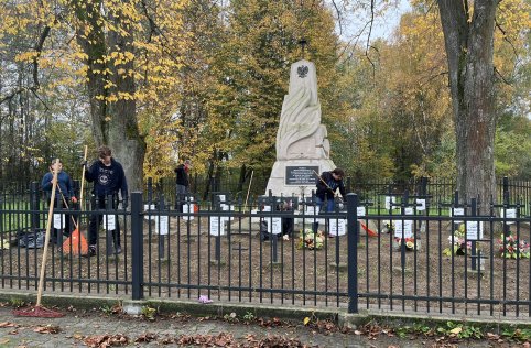 Sprzątanie cmentarza w Szarajówce - październik 2023