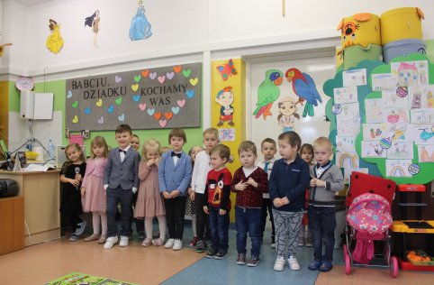 Oddziały przedszkolne świętują Dzień Babci i Dziadka