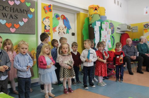 Oddziały przedszkolne świętują Dzień Babci i Dziadka