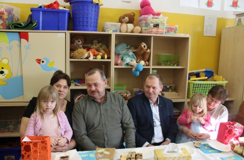 Oddziały przedszkolne świętują Dzień Babci i Dziadka