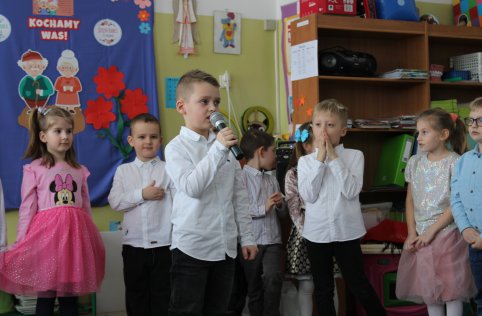 Oddziały przedszkolne świętują Dzień Babci i Dziadka