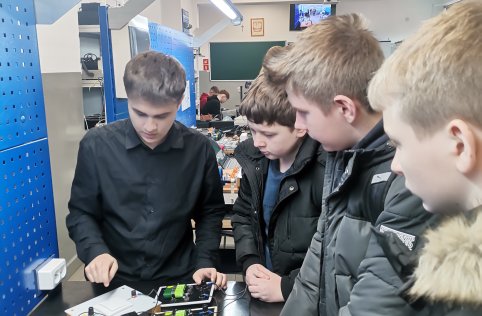 Uczniowie klasy VIII odwiedzili RCEZ