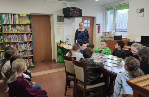 Wizyta klasy drugiej w bibliotece publicznej