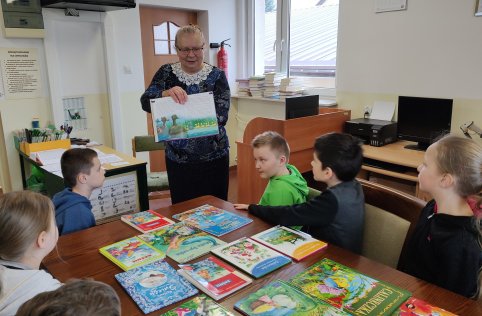 Wizyta klasy drugiej w bibliotece publicznej