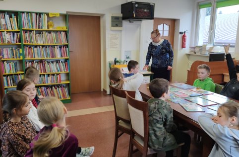 Wizyta klasy drugiej w bibliotece publicznej