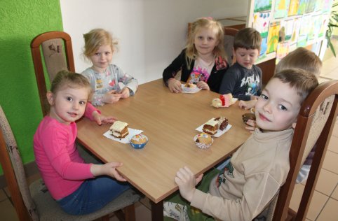 Charytatywny kiermasz ciast - razem dla Karolka
