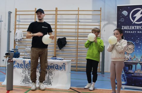 Pokaz fizyczny grupy „Zaelektryzowani”